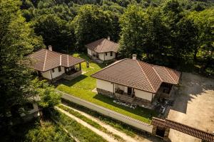 una vista aérea de tres casas con techo en Gabarite Holiday Village, en Apriltsi