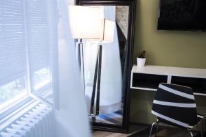 TV a/nebo společenská místnost v ubytování Serendipity Rooms