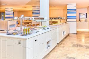 Кухня или мини-кухня в Leonardo Royal Hotel Ibiza Santa Eulalia
