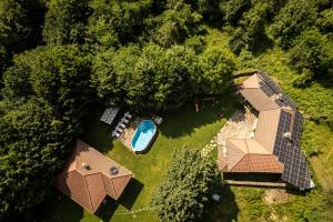 una vista aérea de una casa con piscina en Gabarite Holiday Village, en Apriltsi