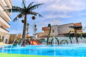 Бассейн в Leonardo Royal Hotel Ibiza Santa Eulalia или поблизости