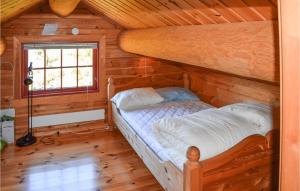 1 dormitorio con litera en una cabaña de madera en Cozy Home In Nissedal With Kitchen, en Kyrkjebygdi