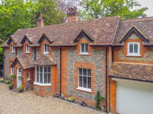 a brick house with a garage in front of it at Pass the Keys Prestigious 5 Bed Retreat Spacious Tranquil Haven in Radlett