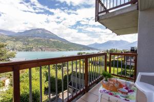balcone con vista sul lago e sulle montagne. di Les Aiguilles de Chabrière - Appt vue montagne a Savines