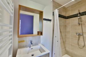 Koupelna v ubytování Mas Ribaute - Pour 10 avec piscine privée + 9 fotografií