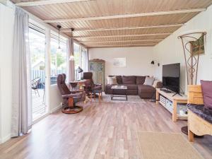 een woonkamer met een bank en een tafel bij 5 person holiday home in Eskebjerg in Eskebjerg