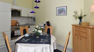 Kuchyň nebo kuchyňský kout v ubytování Seeschloss Binz Apartment 37 nur 2 Minuten zum Strand