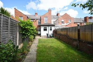 un patio trasero de una casa con una valla en Morden house close to City centre & The Peaks en Chesterfield