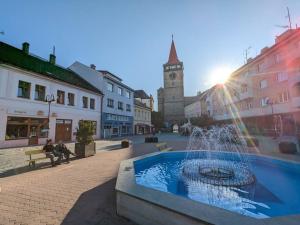 Bazén v ubytovaní Apartmán Pod Valdickou bránou alebo v jeho blízkosti