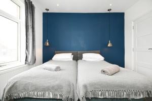 Ένα ή περισσότερα κρεβάτια σε δωμάτιο στο Morden house close to City centre & The Peaks