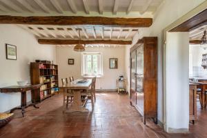 a kitchen and dining room with a table and chairs at Casa Paola in Pescaglia