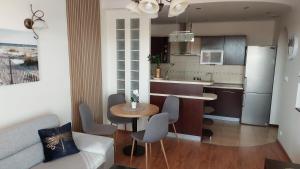 Kuchyňa alebo kuchynka v ubytovaní apartament AWA Bajkowe Kołobrzeg