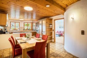 comedor y cocina con mesa y sillas en Klausenhansenhof en Wolfach