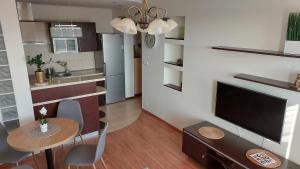 Kuchyňa alebo kuchynka v ubytovaní apartament AWA Bajkowe Kołobrzeg