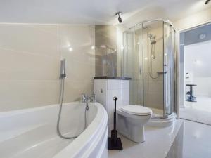 Gallery image of The Hideout King Bed/w TV Free Parking in Cheltenham