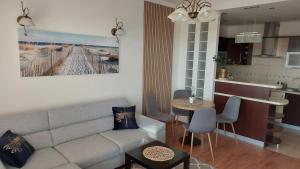 Kuchyňa alebo kuchynka v ubytovaní apartament AWA Bajkowe Kołobrzeg