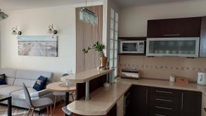 Kuchyňa alebo kuchynka v ubytovaní apartament AWA Bajkowe Kołobrzeg + 13 fotografií