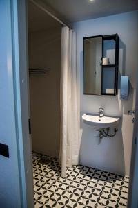 Ett badrum på Tõstamaa Meierei Hotel