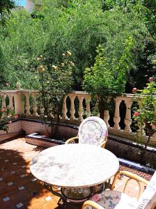 una mesa y sillas en un patio con una valla en Los Caños de La Casa Viva, en Vélez Blanco