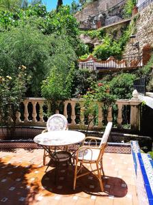 un patio con tavolo, 2 sedie e tavolo di Los Caños de La Casa Viva a Vélez Blanco