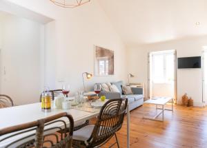 - un salon avec une table et un canapé dans l'établissement Lisbon Five Stars Apartments Combro 77, à Lisbonne
