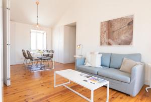 - un salon avec un canapé et une table dans l'établissement Lisbon Five Stars Apartments Combro 77, à Lisbonne