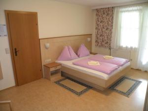 A bed or beds in a room at Stiegenwirt