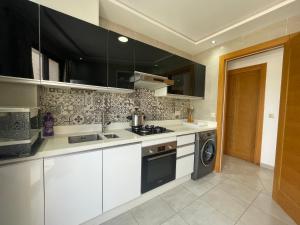 Köök või kööginurk majutusasutuses Seafront High Standard Apartment