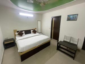سرير أو أسرّة في غرفة في Blossom residency By Dolphin 500 Mtr Taj mahal
