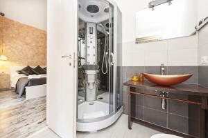 A bathroom at De Guestibus