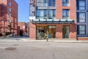 a building on the corner of a street at Allston Studio w WD Gym nr Green Line BOS-672 in Boston