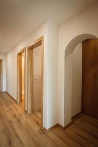 an empty room with white walls and wooden floors at Hoamhaus in St. Wolfgang