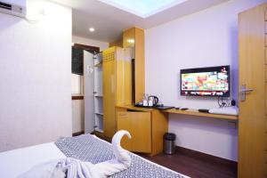 TV a/nebo společenská místnost v ubytování Hotel Emirates