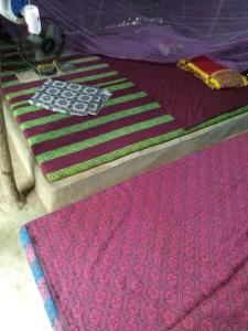 Un pat sau paturi într-o cameră la Bindhya Huts