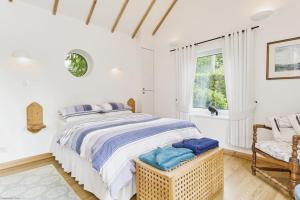 Postel nebo postele na pokoji v ubytování Kipper Cottage