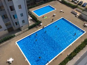 una vista aérea de una gran piscina con gente en ella en Belvedere, en Lido Adriano