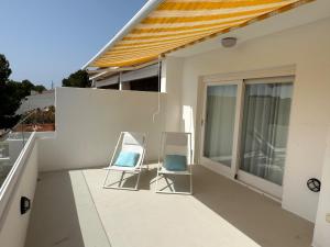 - deux chaises assises sur le balcon d'une maison dans l'établissement Cosy2stay Moncayo Golf Apartememt, à Altea