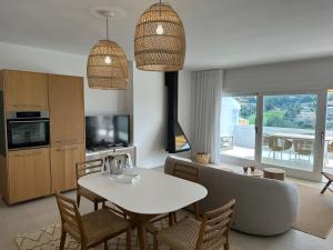 cocina y sala de estar con mesa y sillas en Cosy2stay Moncayo Golf Apartememt, en Altea la Vieja