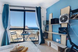 ロス・アブリゴスにあるLos Abrigos oceano al alba wifiの海の景色を望む客室です。