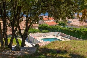 uma villa com uma piscina num quintal em Résidence Ochji di Mare em Propriano