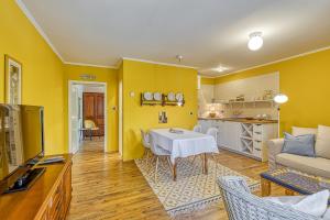 salon z białym stołem i kuchnią w obiekcie Holiday House Mlin w mieście Kras