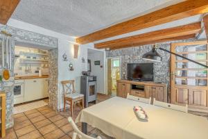 Kuchnia lub aneks kuchenny w obiekcie Holiday House Mlin