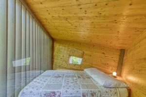 Łóżko lub łóżka w pokoju w obiekcie Holiday House Mlin