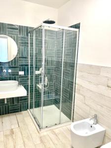 W łazience znajduje się prysznic, toaleta i umywalka. w obiekcie Bilocale Bellavista w mieście Marettimo
