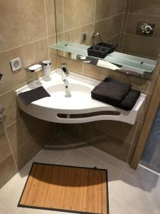 uma casa de banho com um lavatório e um espelho em Fréjus Appart'S em Fréjus