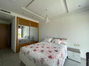 Postel nebo postele na pokoji v ubytování Seafront High Standard Apartment + 18 fotografií