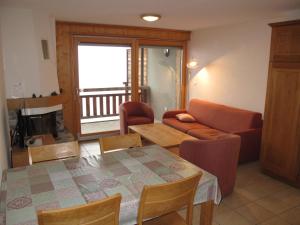 een woonkamer met een tafel en een bank bij Residenz Plein Ciel, Wohnung MARMOTTE VEYS210 in Veysonnaz