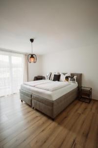 Hoamhaus في سانت ولفغانغ: غرفة نوم بسرير كبير وارضية خشبية