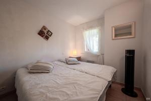 La RouviereにあるEsprit du Sud Le Rocher d'Azurのベッドルーム1室(白いベッド1台、枕2つ付)
