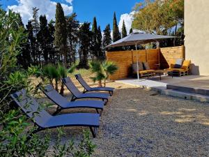 Κήπος έξω από το Domaine de Mérins, 10 couchages avec piscine, face à la rivière, à 4km de la plage